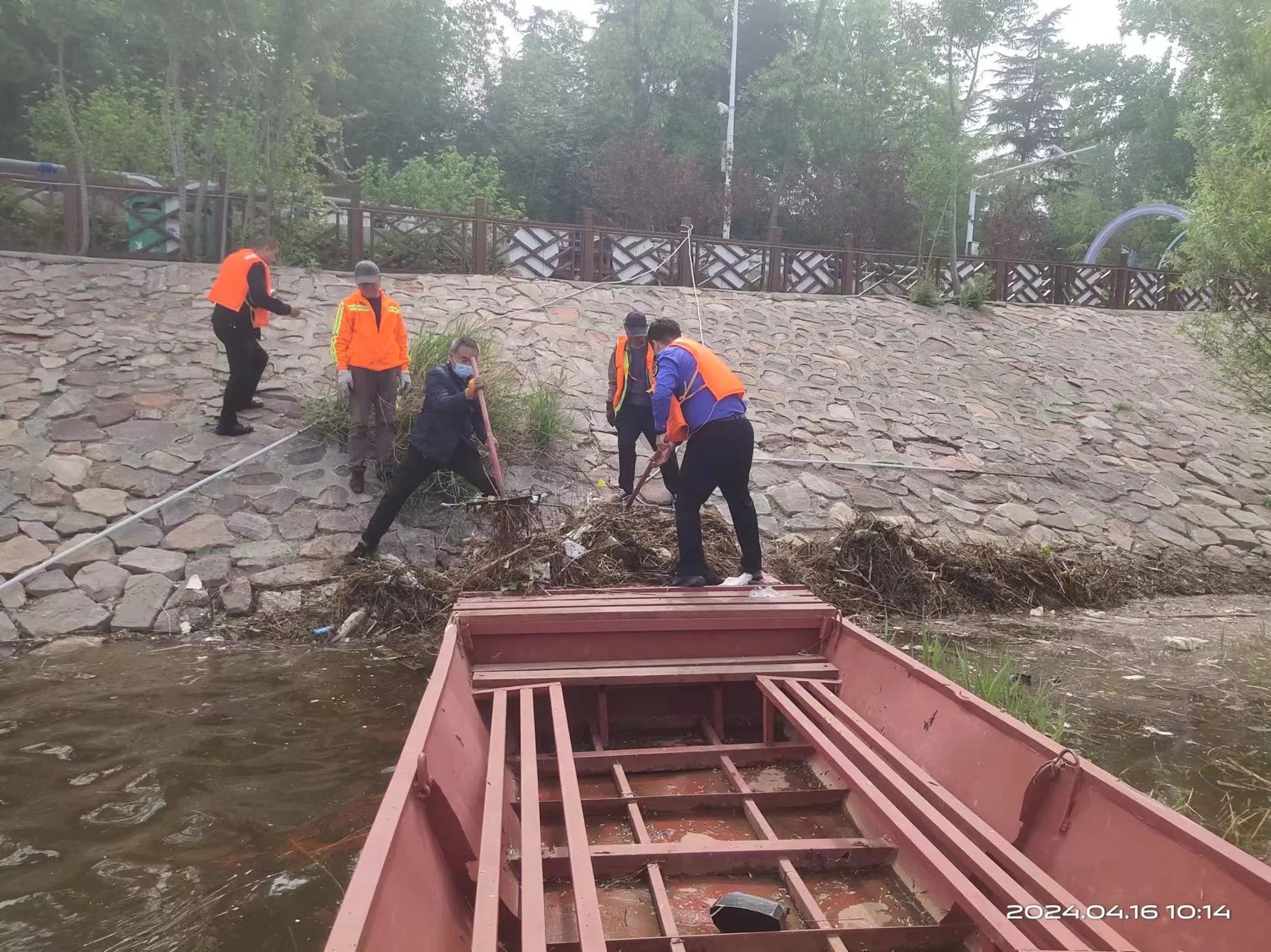 【城市提质】建设管理部组织开展河面垃圾清理行动